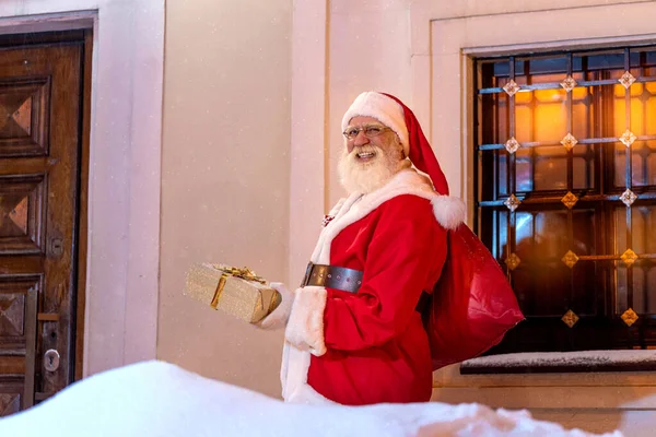 Papai Noel Véspera Natal Nas Ruas Cidade Amigável Alegre Homem — Fotografia de Stock
