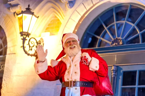 Noel Baba Noel Arifesinde Şehir Sokaklarında Gerçek Beyaz Sakallı Arkadaş — Stok fotoğraf