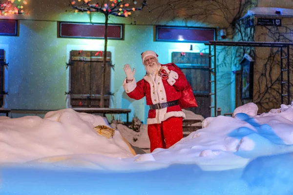 Noel Baba Noel Arifesinde Şehir Sokaklarında Gerçek Beyaz Sakallı Arkadaş — Stok fotoğraf