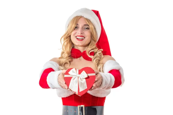 圣诞老人夫人高兴地笑着送礼品盒 穿红衣服的漂亮女人 白毛皮 戴着圣诞老人帽子的快乐的女孩 女性看圣诞派对 化妆品 节日化装舞会 狂欢节 — 图库照片