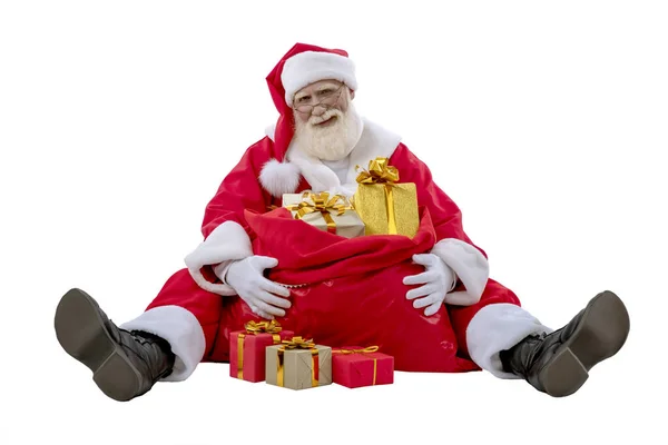 バッグ付きサンタクロースギフトの袋白の背景にボックスを包んだ孤立した シニア男性俳優古いです男とともに本当の白いひげでザ父クリスマスの役割上の床 — ストック写真