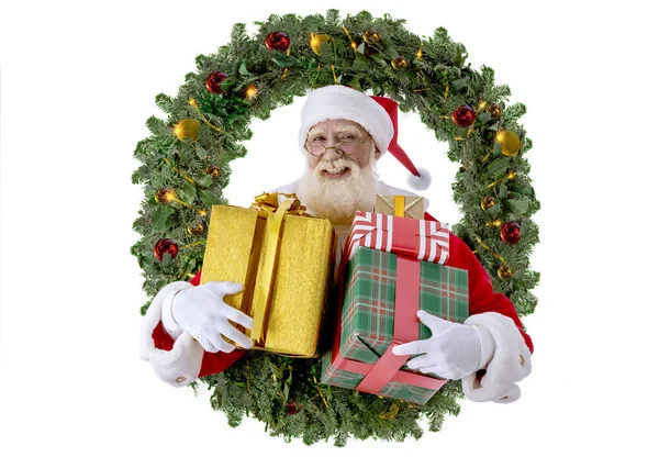 黄金の火花 ガーランド 新年の装飾とクリスマスリースのギフトボックスとサンタクロース おじいちゃんはクリスマス パーティーの準備をしてる シニアモデルとともに本物の髭コスプレ父クリスマス — ストック写真