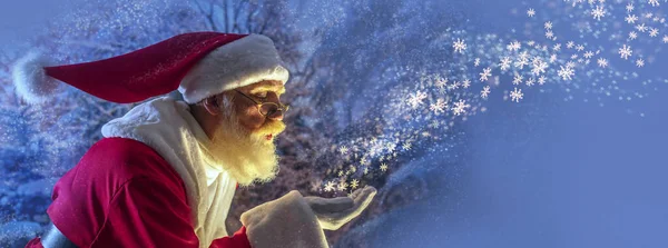 Babbo Natale Vigilia Natale Nella Foresta Innevata Affrettare Uomo Anziano — Foto Stock