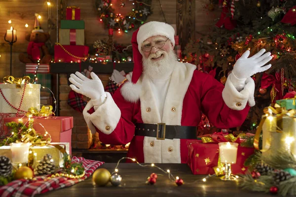 Papai Noel Perto Lareira Árvore Natal Interior Festivo Dentro Casa — Fotografia de Stock