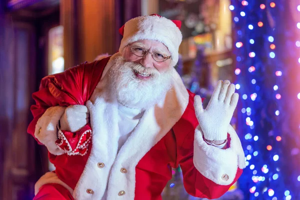 Papai Noel Véspera Natal Nas Ruas Cidade Amigável Alegre Homem — Fotografia de Stock