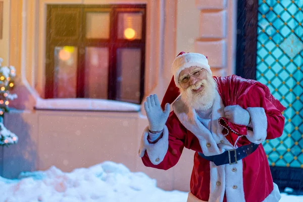 Noel Baba Noel Arifesinde Şehir Sokaklarında Gerçek Beyaz Sakallı Arkadaş — Stok fotoğraf