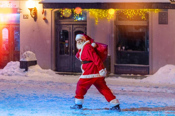 Papai Noel Véspera Natal Nas Ruas Cidade Amigável Alegre Homem — Fotografia de Stock