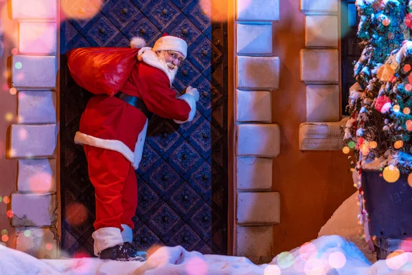 Papai Noel Véspera Natal Nas Ruas Cidade Amigável Alegre Homem — Fotografia de Stock