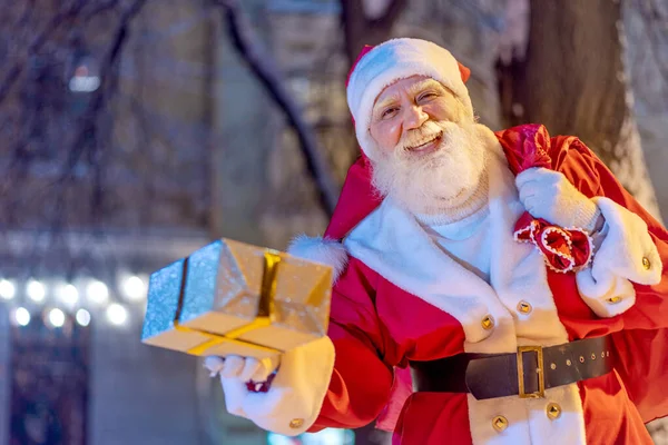 Noel Baba Noel Arifesinde Şehir Sokaklarında Gerçek Beyaz Sakallı Arkadaş — Stok fotoğraf