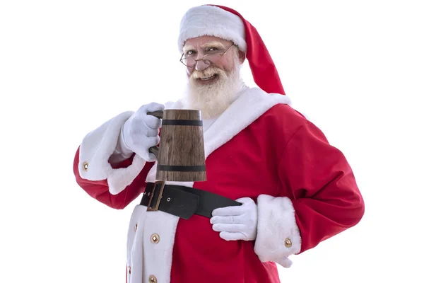 Boże Narodzenie Święty Mikołaj Drewnianym Kielichem Piwa Białym Odizolowanym Tle — Zdjęcie stockowe