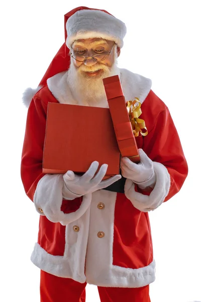 白色背景的圣诞老人被隔离了 年长的男模老人 留着天然的白胡子 扮演圣诞老人的角色 带着包装好的圣诞礼物 — 图库照片