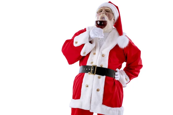 Święty Mikołaj Winem Szklance Białym Tle Odizolowany Starszy Mężczyzna Aktor — Zdjęcie stockowe