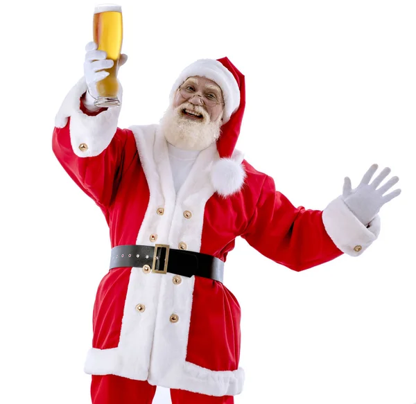 圣诞老人与一杯啤酒白色背景隔离 老男演员 真正的白胡子老人 扮演圣诞老人的角色 — 图库照片