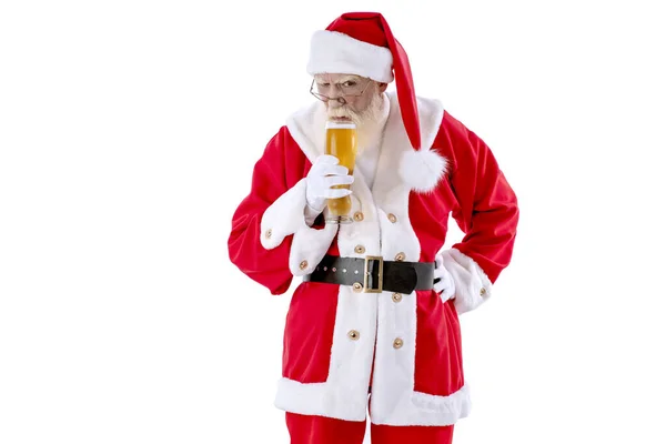 白い背景にビールのガラスが隔離されたサンタクロース シニア男性俳優古いです男とともに本当の白いひげでザ父クリスマスの役割 — ストック写真