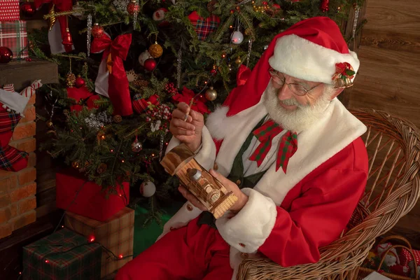 Papai Noel Fazendo Brinquedos Oficina Interior Festivo Dentro Casa Madeira — Fotografia de Stock