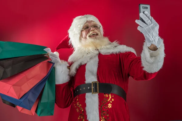 Xmas Noel Baba Akıllı Telefonuyla Selfie Çekiyor Kırmızı Arka Planda — Stok fotoğraf