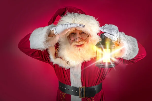 Vánoce Santa Claus Drží Magickou Lucernu Červeném Pozadí Emocionální Starší — Stock fotografie