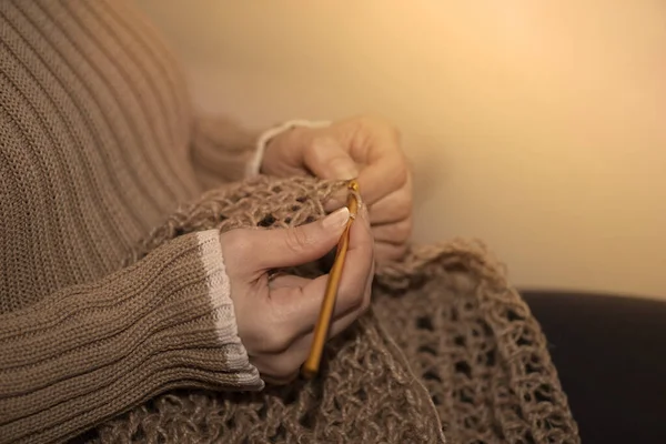 Hembra Manos Elaboración Punto Con Ganchillo Pasatiempos Artesanías Trabajo Artesanal —  Fotos de Stock