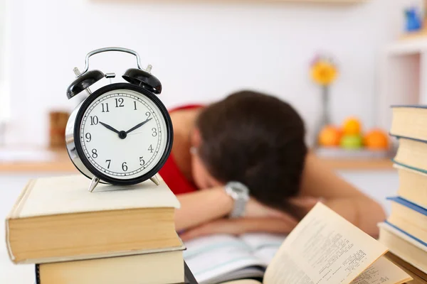 Vermoeide vrouwelijke student op werkplek in kamer die NAP gebruikt — Stockfoto