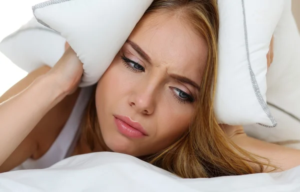 Fiatal gyönyörű nő szenved álmatlanságban ágyban fekve — Stock Fotó