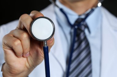 Tıp doktoru el tutun stetoskop baş