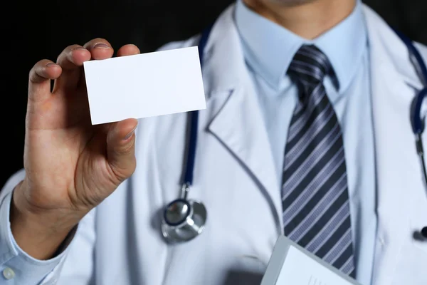 Mano medico maschio in possesso di bianco bianco biglietto da visita primo piano — Foto Stock
