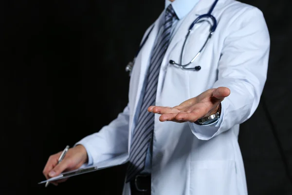 Médecine masculine médecin offrant aide main gros plan — Photo