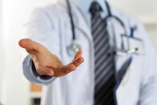 Medicina masculina médico oferecendo ajuda mão closeup — Fotografia de Stock