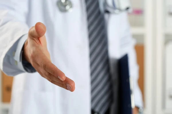 Medicina masculina médico oferecendo mão para agitar no escritório close-up — Fotografia de Stock