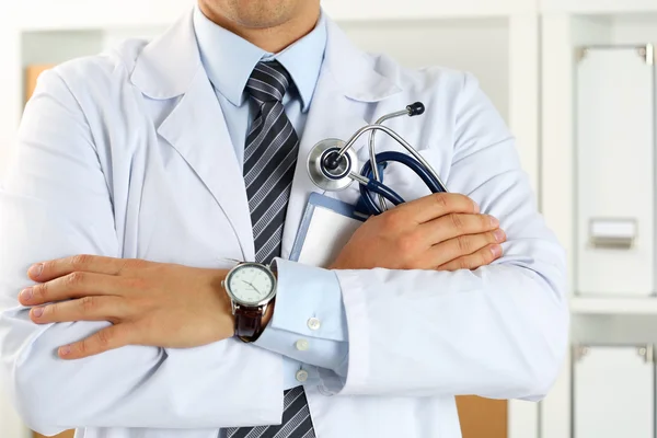 Medicina masculina terapeuta médico mãos cruzadas em seu peito — Fotografia de Stock