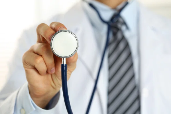 Mužské lékařství doktor ruka drží hlavu closeup stetoskop — Stock fotografie