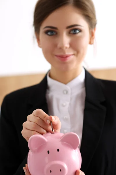 Mano de feliz sonriente empresaria poniendo dinero pin en rosa —  Fotos de Stock