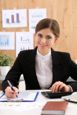 Güzel iş kadını oturup pap ile office çalışma İşyerinde