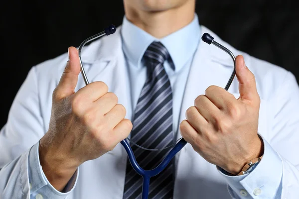 Male medicine doctor hands hold and put on stethoscope — Stock Photo, Image