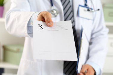 Erkek tıp doktor el Pano Defteri tutmak ve prescripti vermek
