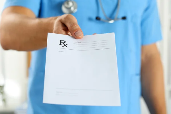 Medicina maschile medico in tenuta uniforme blu e dare prescrizione medica — Foto Stock
