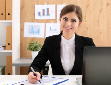 Güzel iş kadını oturup pap ile office çalışma İşyerinde