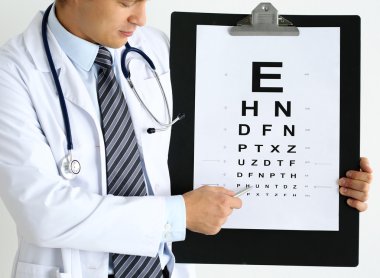 Tıp doktoru görme kontrol masası ile büyük pano ped tutun