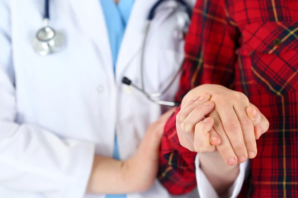 Жінка-лікар руки тримає жіночу руку пацієнта — стокове фото
