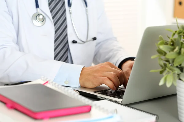 लॅपटॉप संगणकावर औषध डॉक्टर हात प्रेस की — स्टॉक फोटो, इमेज