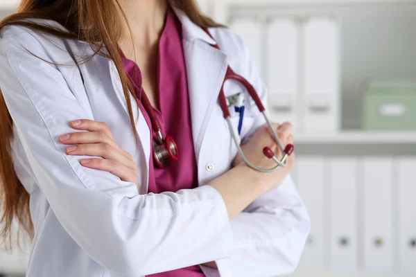 Médico de medicina feminino mãos cruzadas em seu peito — Fotografia de Stock