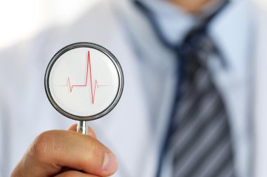 Erkek tıp doktoru kol tutan stetoskop baş