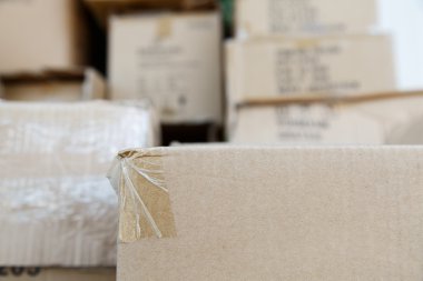 Pazar deposunda kahverengi eski kullanılmış karton kutular yığını