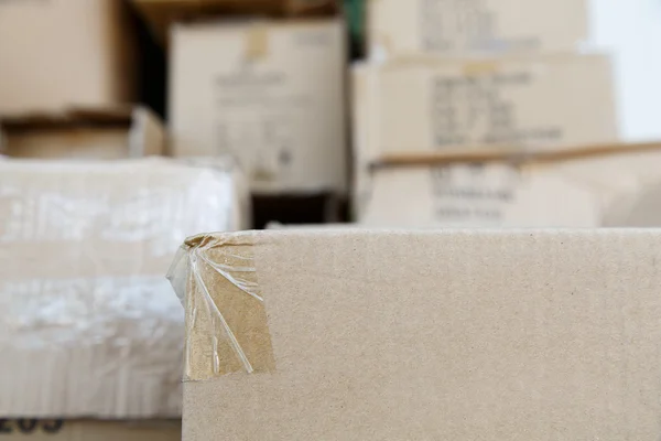 Pile of brown old used cardboard boxes at warehouse of market — Stock Photo, Image