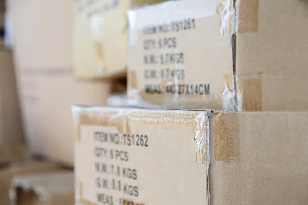 Pile of brown old used cardboard boxes at warehouse of market — Stock Photo, Image