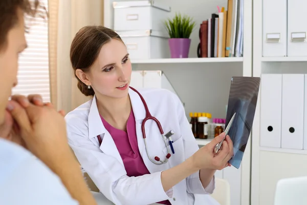 Medizinerin erklärt männlichen Patienten — Stockfoto