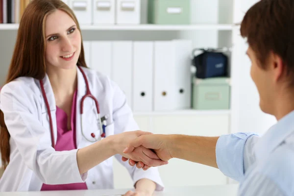 Kvinnlig medicin doktor skaka hand som Hello med manlig patient — Stockfoto