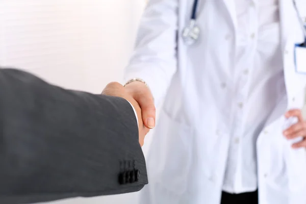 Kvinnlig medicin doktor skaka hand som Hello — Stockfoto