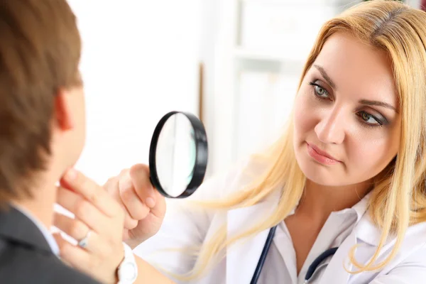 Médico de medicina feminina bonita com rosto sério — Fotografia de Stock