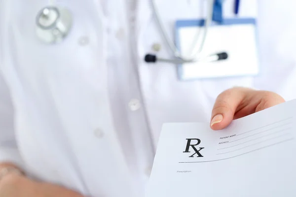 Medizinerin hält Klemmbrett-Pad in der Hand — Stockfoto